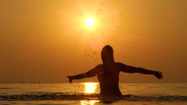 Slow Motion Close Neşeli Kadın Denizde Beline Kadar Ayakta Kepçe — Stok video