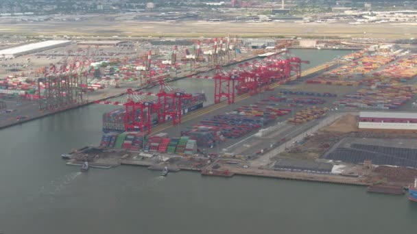 大規模な貿易と輸送貨物港で海港のニューヨーク市の航空写真 カラフルな容器 貨物船載荷 除荷貨物輸入 輸出します — ストック動画