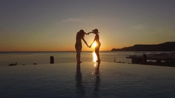 Aerial Close Two Playful Girls Standing Edge Infinity Pool Making — 图库视频影像