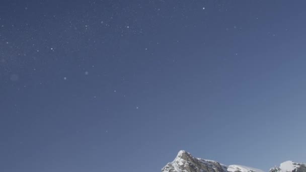 Low Motion Fechar Flocos Neve Incrivelmente Bonitos Brilhando Sol Inverno — Vídeo de Stock