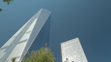 New York ABD - 2 Ekim: Yakın Up, düşük açılı görünümü uzun boylu ana Dünya Ticaret mavi gökyüzü karşı karmaşık yapı merkezi. Ünlü Özgürlük Kulesi Aşağı Manhattan şehir merkezi iş bölgesinde Nyc güneşli bir gün