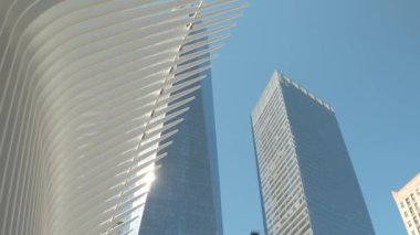 Kadar yakın, düşük görüş açısı: Supertall Kuyu yapımı ana Dünya Ticaret Merkezi mavi gökyüzü karşı karmaşık yeniden. Ünlü Özgürlük Kulesi, Aşağı Manhattan şehir merkezi iş bölgesinde, New York City güneşli