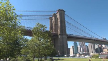 New York, ABD - 23 Eylül Brooklyn Köprüsü ve finans bölgesi Parkı'ndan gördün. Serin zevk insanlar ağacın saçak altında güzel Empire - Fulton feribot State Park üzerinde sıcak yaz günü gölge