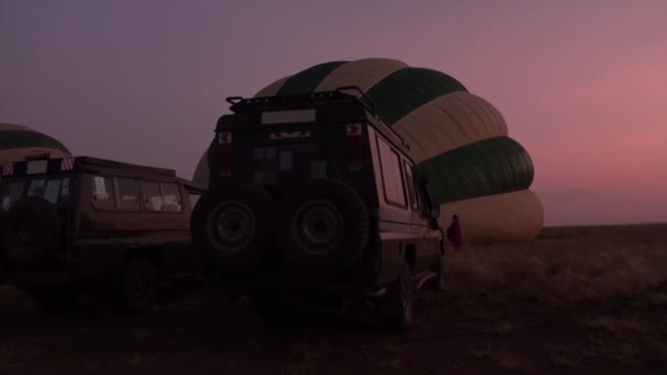 Aerial Close Preparations Ballooning Adventure Stunning Serengeti Inflating Colorful Safari — Stock Video