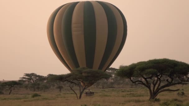 Zbliżenie Podekscytowany Turystów Wejścia Pokład Gorącym Powietrzem Balon Polowanie Afryce — Wideo stockowe