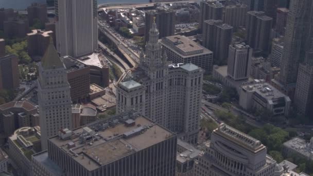 Aereo Volo Sopra Manhattan Borough President Office Circondato Alti Grattacieli — Video Stock