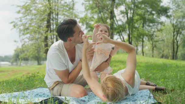 Slow Motion Close Dof Jeune Maman Couchée Sur Couverture Dans — Video