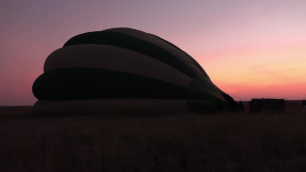 Fechar Preparativos Para Aventura Balonismo Serengeti Deslumbrante Inflação Balão Quente — Vídeo de Stock