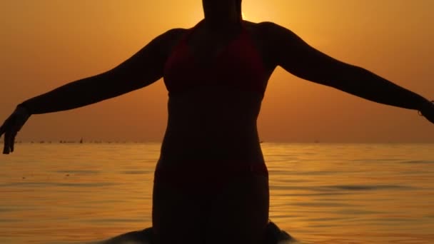 Slow Motion Flose Jovem Brincalhona Até Cintura Água Estendendo Mãos — Vídeo de Stock