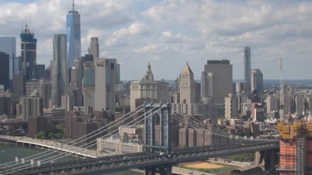 Yakın Çekim New York Şehrinin Ünlü Silueti Boyunca East River — Stok video