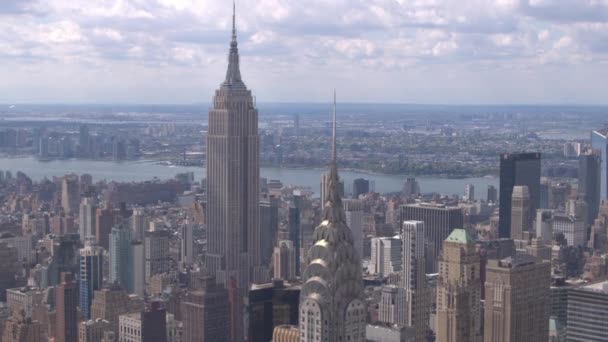 Aerial Närbild Upprätta Skott Flyga Ovanför Manhattan Förbi Den Chrysler — Stockvideo