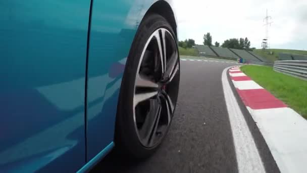Close Niski Kąt Widzenia Nowy Niebieski Osobowych Samochód Sportowy Bardzo — Wideo stockowe