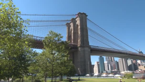 Nowy Jork Usa Września Brooklyn Bridge Dzielnicy Finansowej Wynika Parku — Wideo stockowe