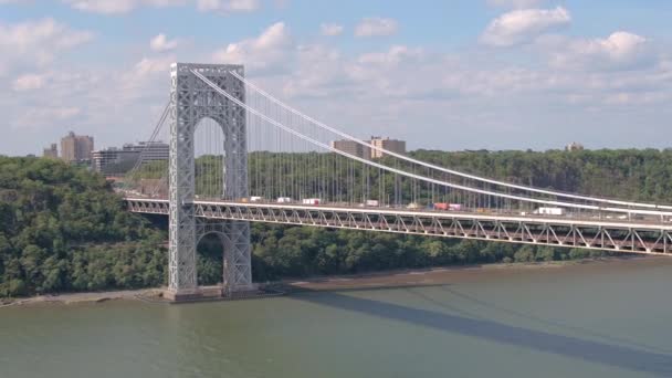 在纽约最繁忙的吊桥上拥挤的交通导致了美丽的哈得逊河 在繁忙的州际高速公路上缓慢行驶的半卡车 拖车和汽车 — 图库视频影像