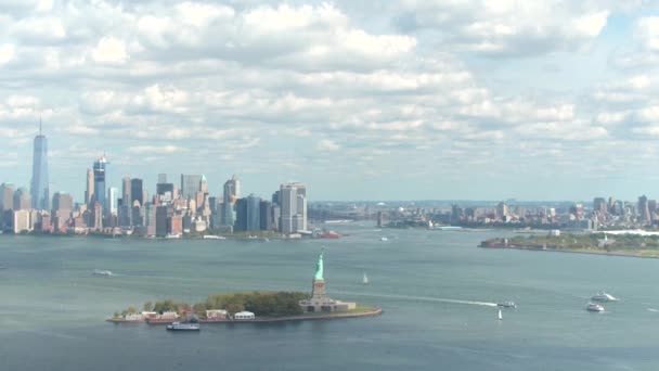 Tiro Establecimiento Aerial Volando Hacia Estatua Lady Liberty Frente Horizonte — Vídeo de stock