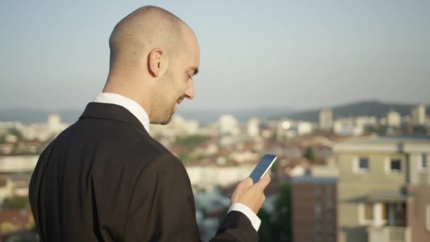 슬로우 Dof 성공적인 기업가 비즈니스 동료에 메시지를 전화에 놀라운에서 화려한 — 비디오