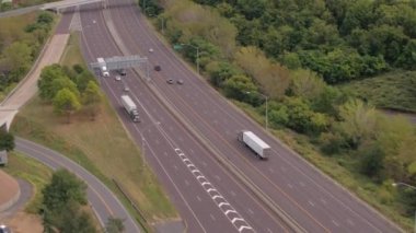 Hava: meşgul çok şeritli eyaletler arası otoyol hız araçlar ile kalabalık yukarıda uçan. Kişisel otomobil ve tatil günlerinde seyahat commuting, yarı kamyon ve ticaret römork nakliye kargo gün tarafından yüklenen