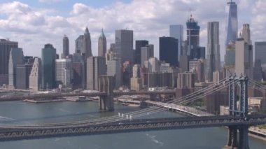 Hava: İkonik şehir New York gökdelen, ofis binaları ve Brooklyn ve Manhattan köprüler Doğu Nehri boyunca güzel görünümünü. Şaşırtıcı New York City skyline cityscape güzel güneşli bir günde