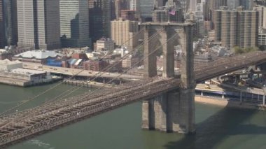 Hava, yakın: Otomobil commuting ve yaya üstgeçidi yürüme geçiş insanların iş ile meşgul Brooklyn Köprüsü çevre yolu kalabalık. Sınıf kavşak alçaktan uçuşlar çıkış rampaları ile üzerine köprü