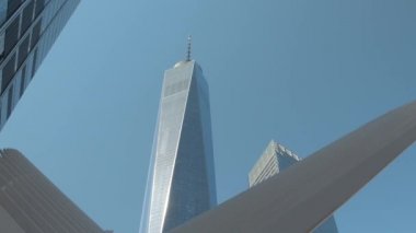 Kadar yakın, düşük görüş açısı: Supertall Kuyu yapımı ana Dünya Ticaret Merkezi mavi gökyüzü karşı karmaşık yeniden. Ünlü Özgürlük Kulesi, Aşağı Manhattan şehir merkezi iş bölgesinde, New York City güneşli
