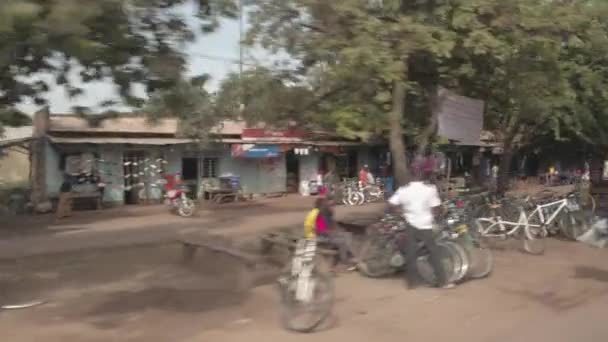 Karatu Tanzanie Červen 2016 Barevné Tuktuks Rozmístěny Podél Živé Ulice — Stock video