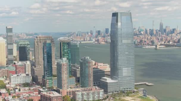 Aérial Flying New Jersey Downtown Skyscrapers Overlooking Lower Manhattan Financial — Video