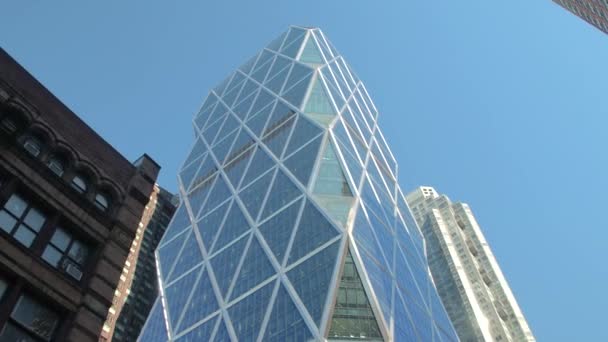 Close Niski Kąt Przejeżdżania Obok Budynków Mieszkalnych Dzielnicy Manhattanu Zajęty — Wideo stockowe