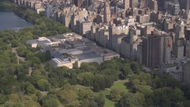 Aérial Voler Dessus Upper East Side Surplombant Luxuriant Central Park — Video