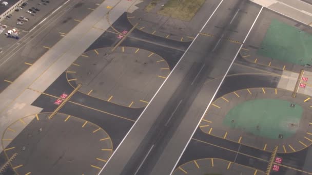 在大的现代国际机场附近的大型沥青和混凝土背道而驰飞行接近繁忙的收费公路高速公路 跑道标志标记 编号和标志在轨道上 — 图库视频影像