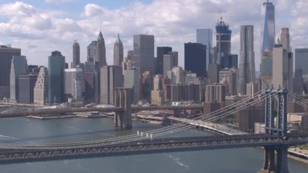 鸟瞰图 美丽的景观 标志性的纽约市区摩天大楼 办公楼 布鲁克林和曼哈顿大桥横跨东河 令人惊叹的纽约市天际线景观在一个灿烂的阳光灿烂的一天 — 图库视频影像