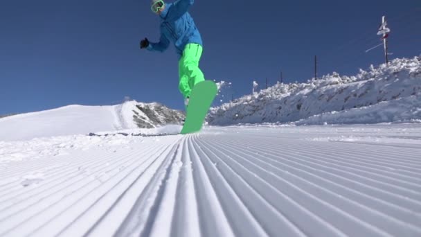 Movimiento Lento Cerrar Snowboarder Montando Nieve Polvo Fuera Pista Las — Vídeos de Stock