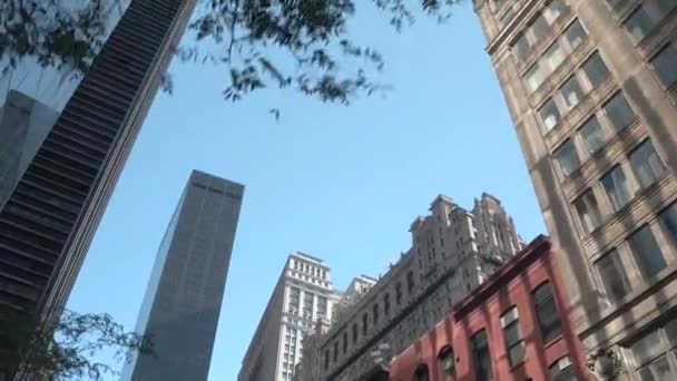 低角度のビュー 近代都市景観ニューヨークの日当たりの良い夏の日に ガラス高層ビル 歴史的建造物や金融地区 ダウンタウンでローライズ マンションのアート ファサード — ストック動画