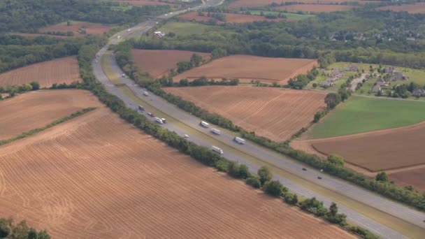 Aerial Особисті Автомобілі Їздять Багатосторонньому Міждержавному Шосе Комутують Подорожують Відпустку — стокове відео