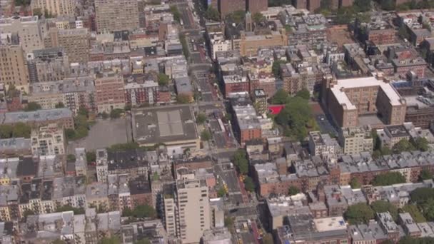 航空写真 晴れた日に住宅 アパート コンドミニアム ニューヨーク マンハッタンの自治区の東の村の美しい歴史的に重要な近所のアパートの屋根の上に高くを飛んでいます — ストック動画