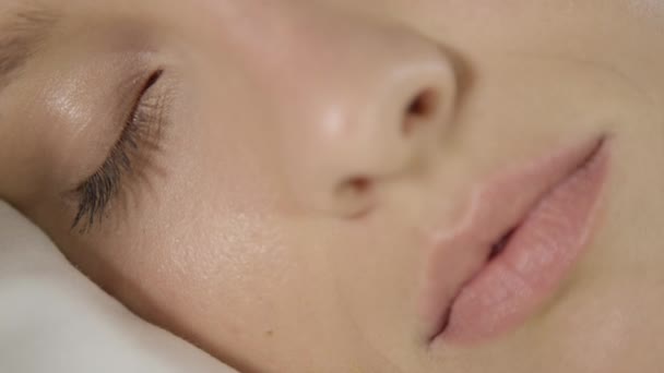 Cerrar Dof Mujer Joven Bonita Sin Maquillaje Durmiendo Una Cama — Vídeo de stock