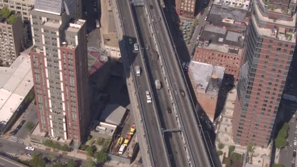 Aerial Ocupada Autopista Varios Carriles Que Atraviesa Brooklyn Rodeada Edificios — Vídeos de Stock