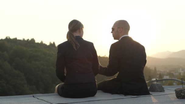 Slow Motion Close Dof Businessman Female Manager Sitting Ledge Top — Stock Video