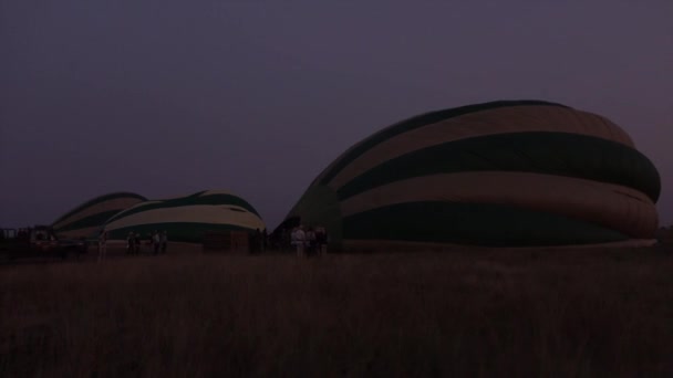 Close Toeristen Die Zich Voorbereiden Avontuurlijke Safari Ballonvlucht Beginnen Het — Stockvideo