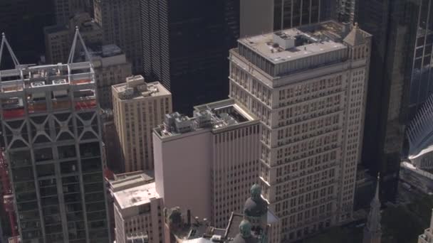 Fechar Aerial Estabelecimento Shot Voando Acima Dos Telhados Arranha Céus — Vídeo de Stock