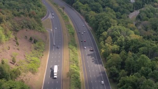 Luchtfoto Vliegen Boven Drukke Multilane Interstate Snelweg Vol Met Snel — Stockvideo
