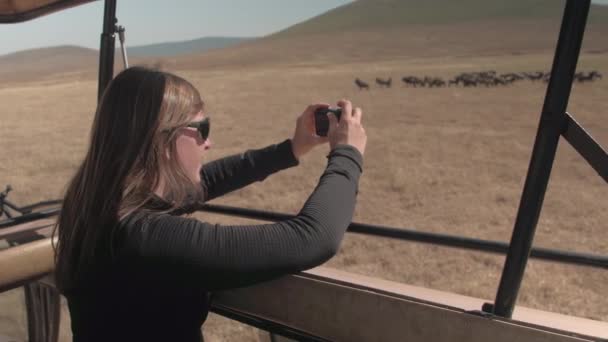 Zbliżenie Wesoły Młodych Kobiet Turystycznych Prywatne Gry Jazdy Obserwując Dzikie — Wideo stockowe