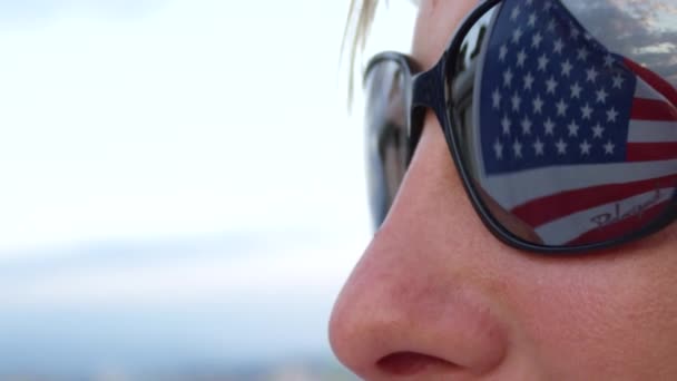 Close Slow Motion Kleurrijke Amerikaanse Vlag Zwaaien Wind Reflecterende Jonge — Stockvideo