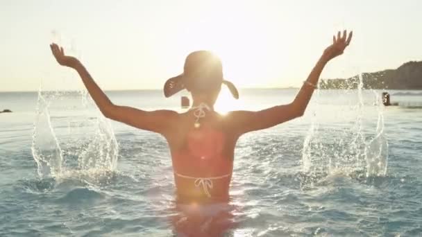 Low Motion Flose Mulher Loira Atraente Biquíni Branco Piscina Infinita — Vídeo de Stock