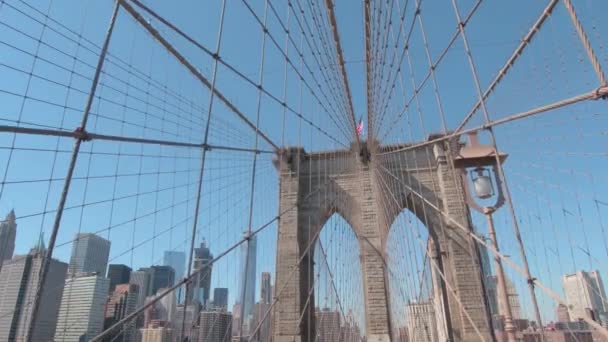 Close Wunderschöne Netzartige Seilstruktur Und Kalksteinziegelturm Der Berühmten Brooklyn Bridge — Stockvideo