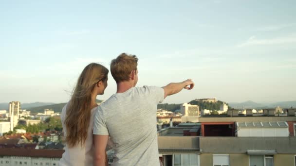 슬로우 Dof 다채로운 훌륭한 전망과 가장자리에 친구는 거리에 손가락으로 가리키는 — 비디오