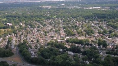 Hava: üst satır villalar bahçeleri ve özel driveways ve lüks ile yukarıda düşük zam apartmanlar güzel banliyö kasabasında yeni Your City kenarında güneşli sonbahar gününde uçan