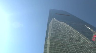 Düşük görüş açısı yakından: modern gökdelen camsı cepheli bir Dünya Ticaret Merkezi mavi bulutsuz gökyüzü karşı çarpıcı güneşli yaz günü ünlü New York City, yansıtan büyüleyici Manhattan