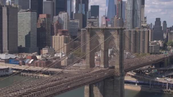 空中は クローズ アップ 忙しいブルックリン橋高速道路は通勤車と動作するように歩道橋を歩いて渡る人で混雑しています 晴れた日にダウンタウンの象徴的なニューヨークの美しい都市の景観 — ストック動画