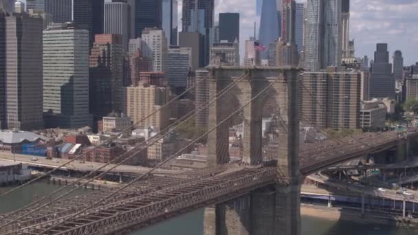 Antenna Közelről Elfoglalt Brooklyn Híd Autópálya Zsúfolt Ingázás Autók Emberek — Stock videók