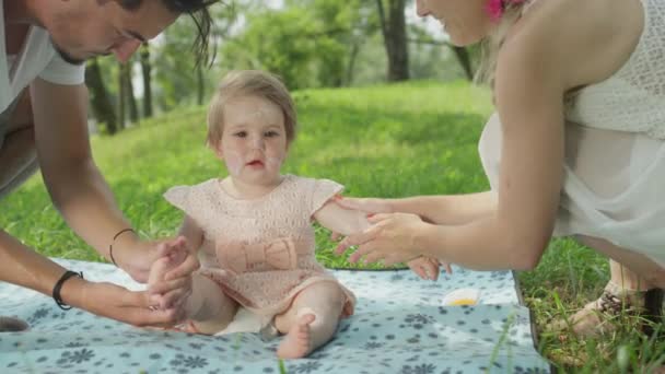 慢动作 自由度 快乐和关怀的父母把 Suncream 的小女孩的柔软的脸颊 腿和身体 年轻敏感皮肤保护灼伤 保持健康和滋润 — 图库视频影像